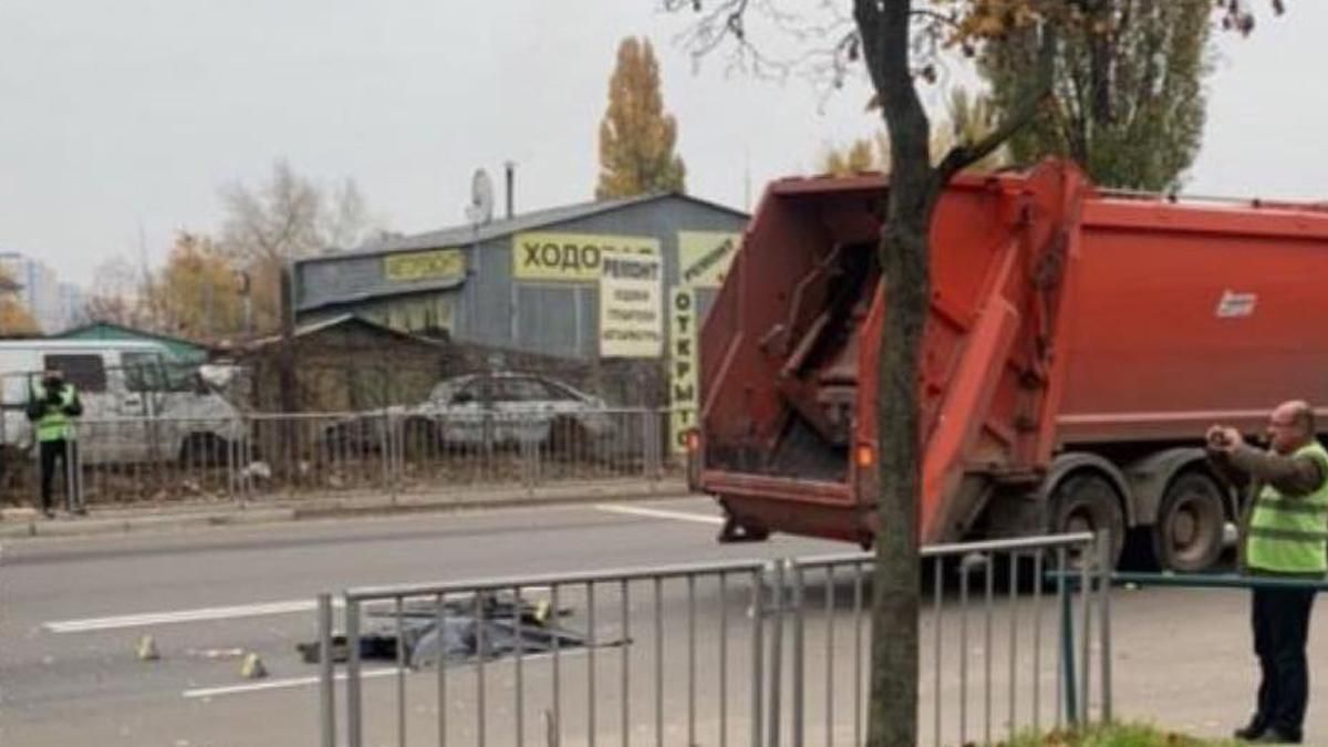 В Киеве мусоровоз сбил человека насмерть видео 18+ В Киеве мусоровоз сбил человека насмерть видео 18+