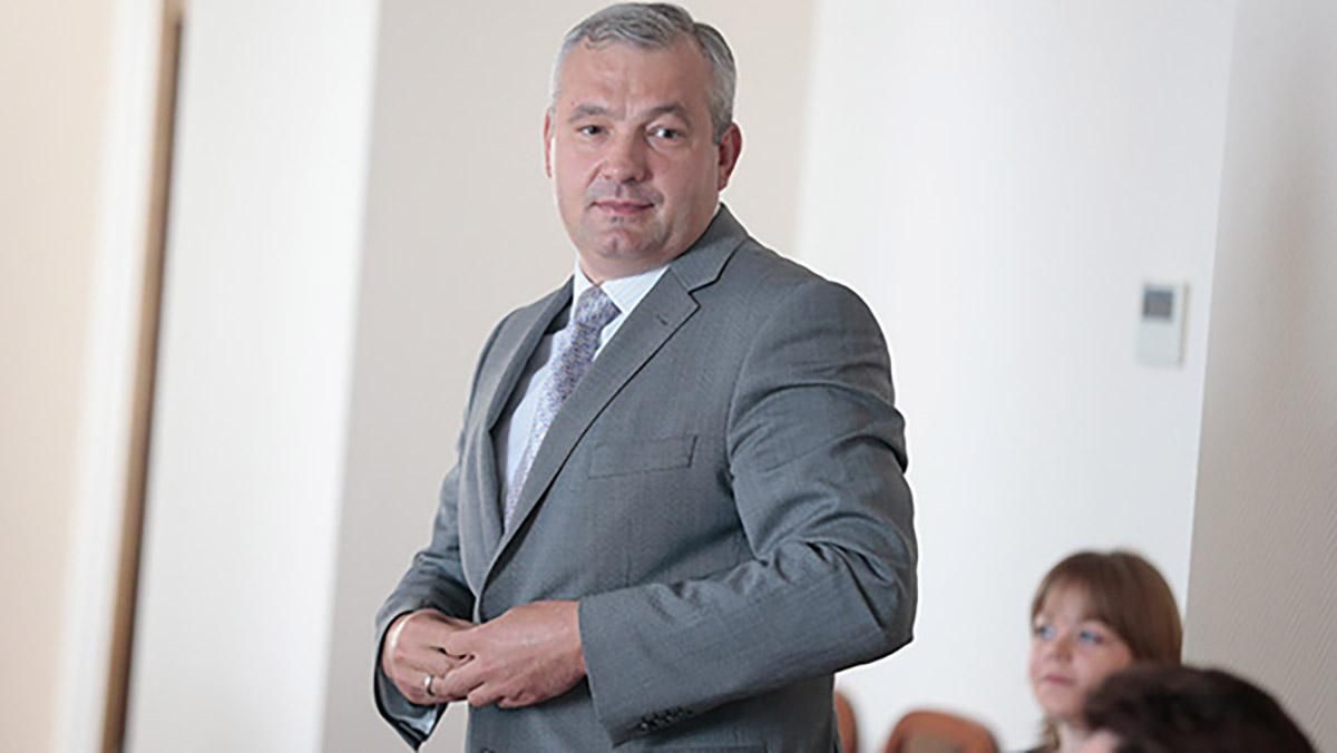 Схеми, гроші та рейдерство: чому голова Госпсуду Харківщини Усатий не має права на мантію
Схеми, гроші та рейдерство: чому голова Госпсуду Харківщини Усатий не має права на мантію