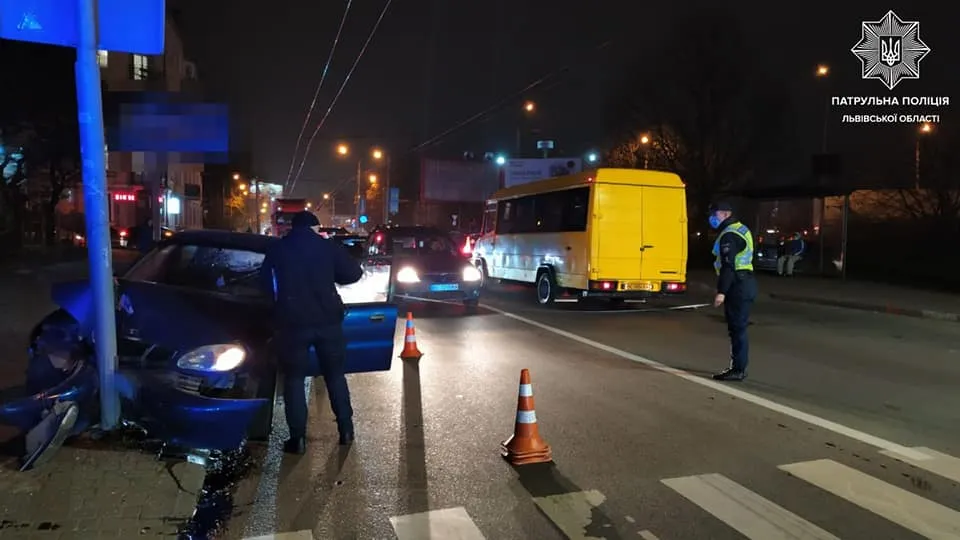 У Львові п'яний водій без прав врізався в стовп: фото