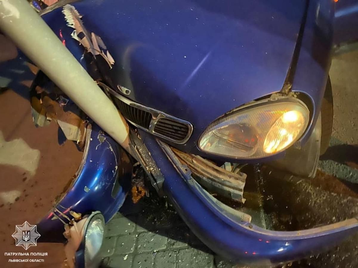 Во Львове 11.11.2020 пьяный водитель без прав врезался в столб: фото Во Львове 11.11.2020 пьяный водитель без прав врезался в столб: фото