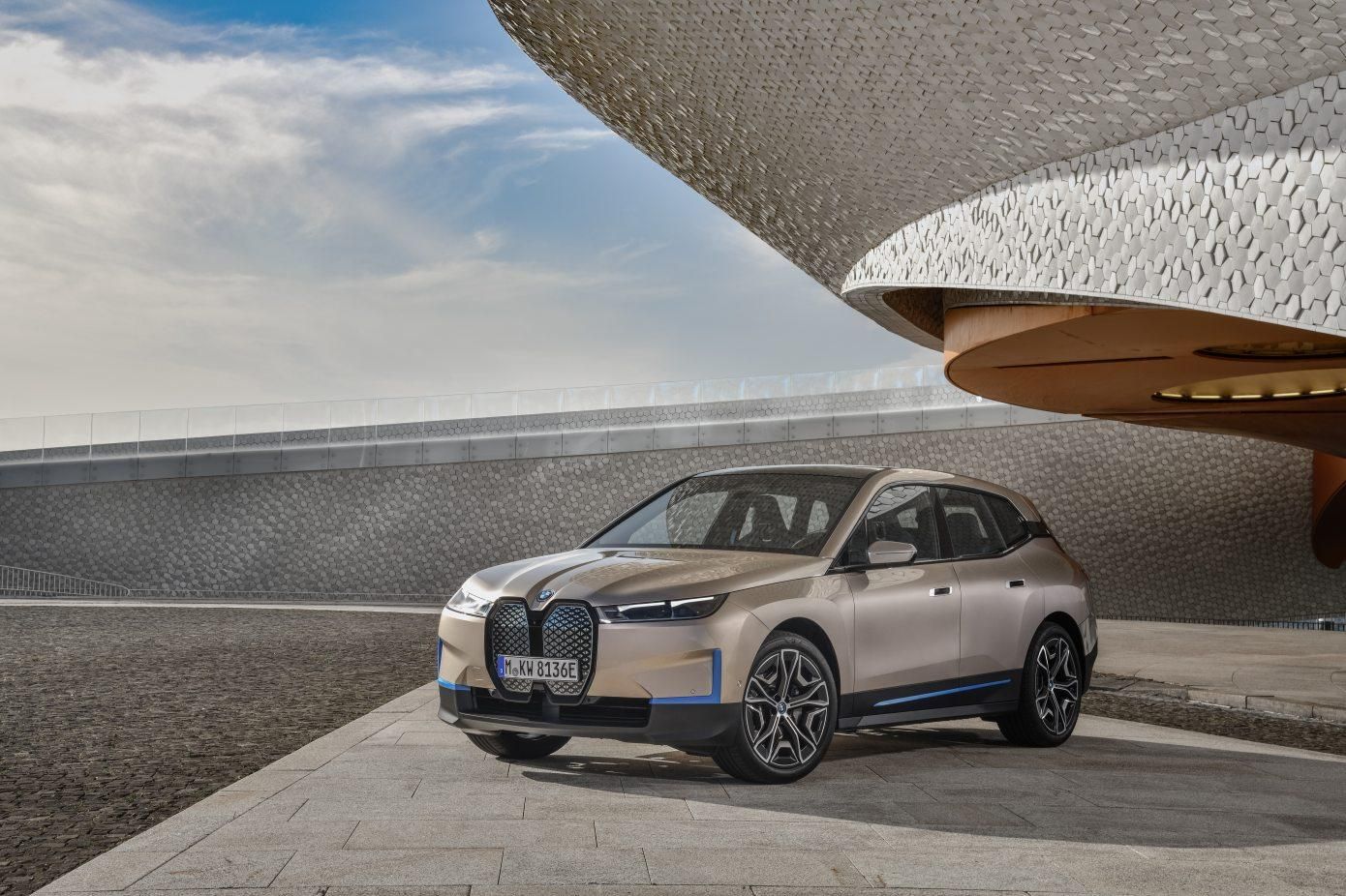 BMW представила електрокроссовер iX: характеристики и цена