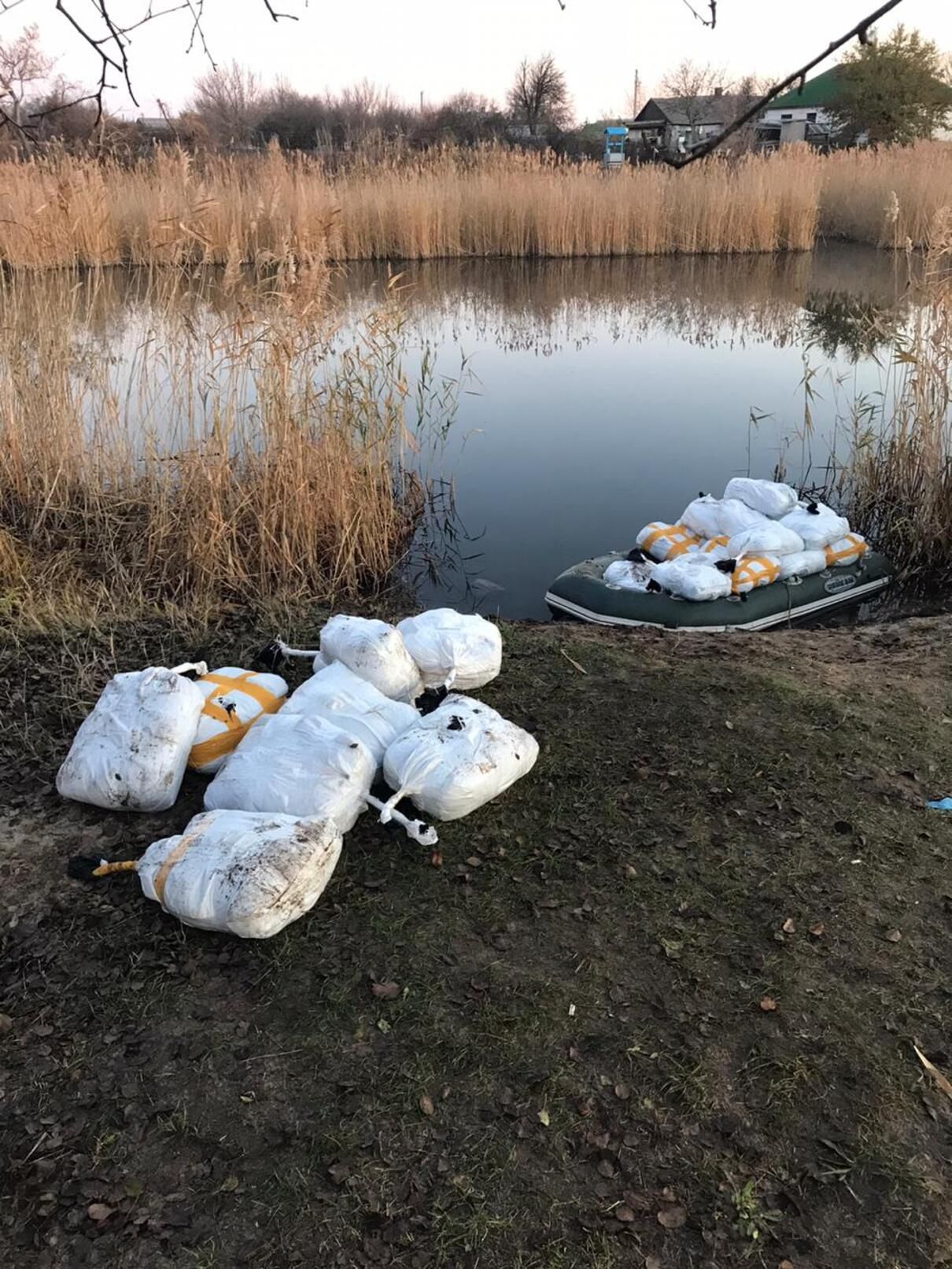 На кордоні з Росією затримали велику партію контрабанди – відео На кордоні з Росією затримали велику партію контрабанди – відео
