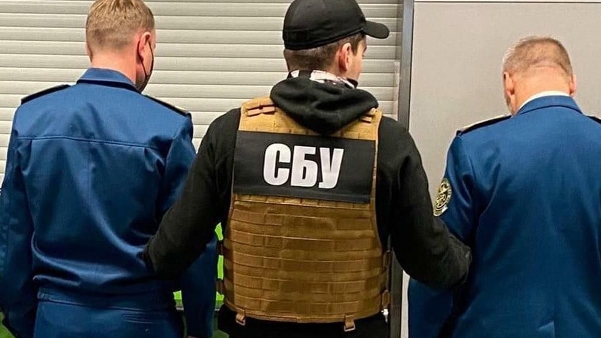 В аеропорту Бориспіль затримали митників: заробляли на хабарях В аеропорту Бориспіль затримали митників: заробляли на хабарях