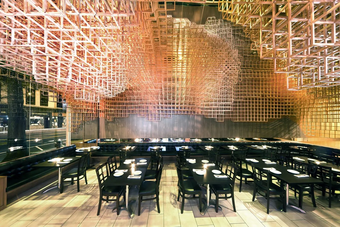 Конструкция подсвечивается разными цветами Конструкция подсвечивается разными цветами