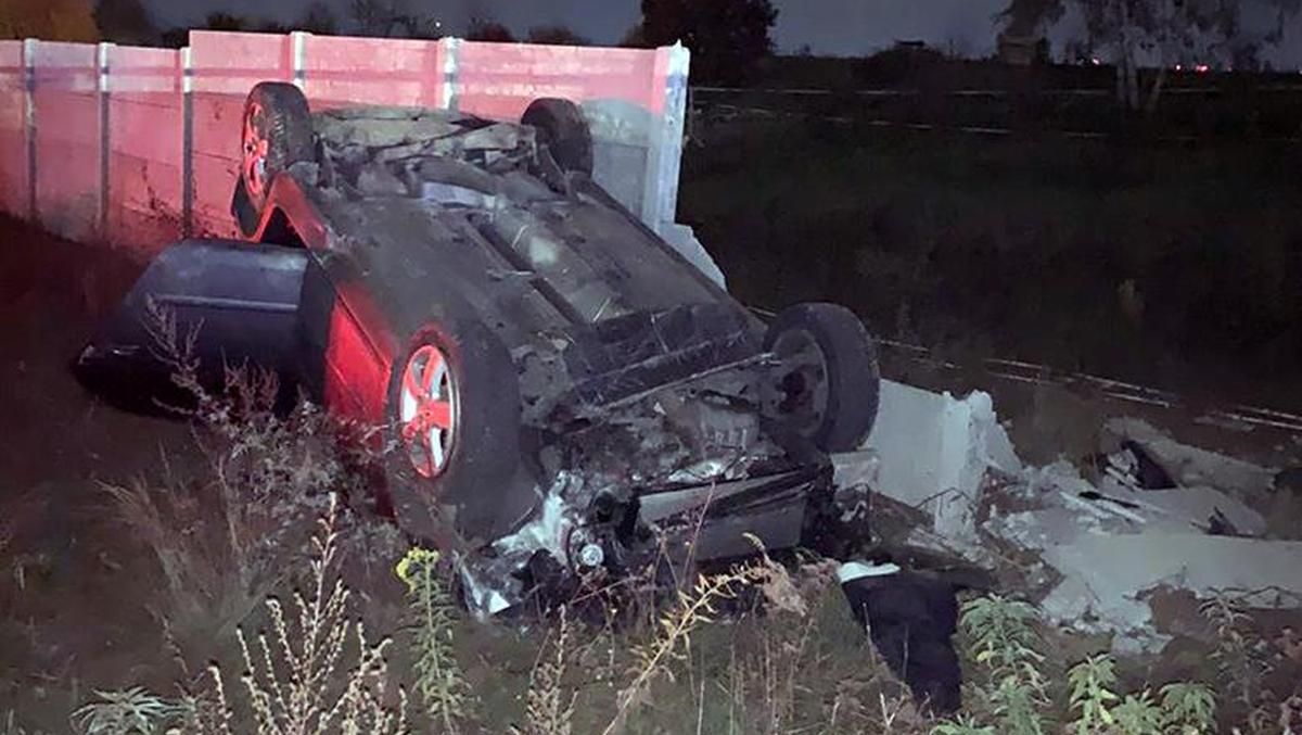 У Києві Volkswagen розніс бетонну стіну, є загиблий У Києві Volkswagen розніс бетонну стіну, є загиблий