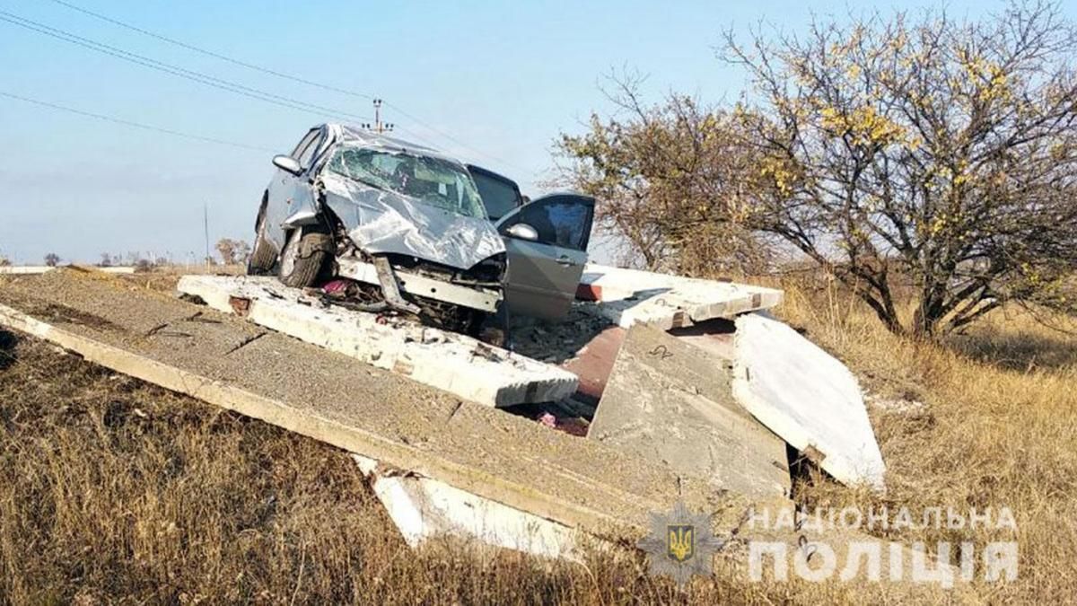 Під Маріуполем через ДТП зупинка розчавила жінку