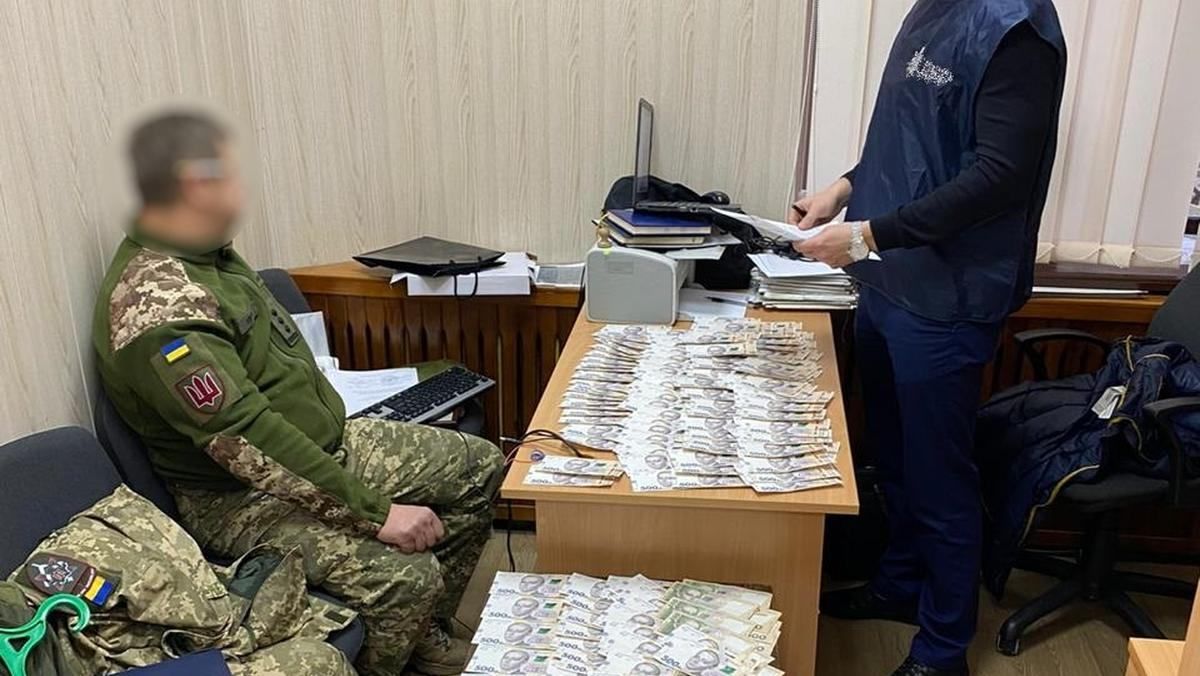 Високопосадовця Міноборони затримали на хабарі у 400 тисяч Високопосадовця Міноборони затримали на хабарі у 400 тисяч