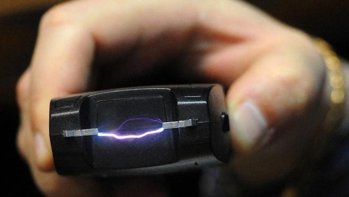 У МВС пояснили, чому електрошокер гуманніший за поліцейську палицю У МВС пояснили, чому електрошокер гуманніший за поліцейську палицю