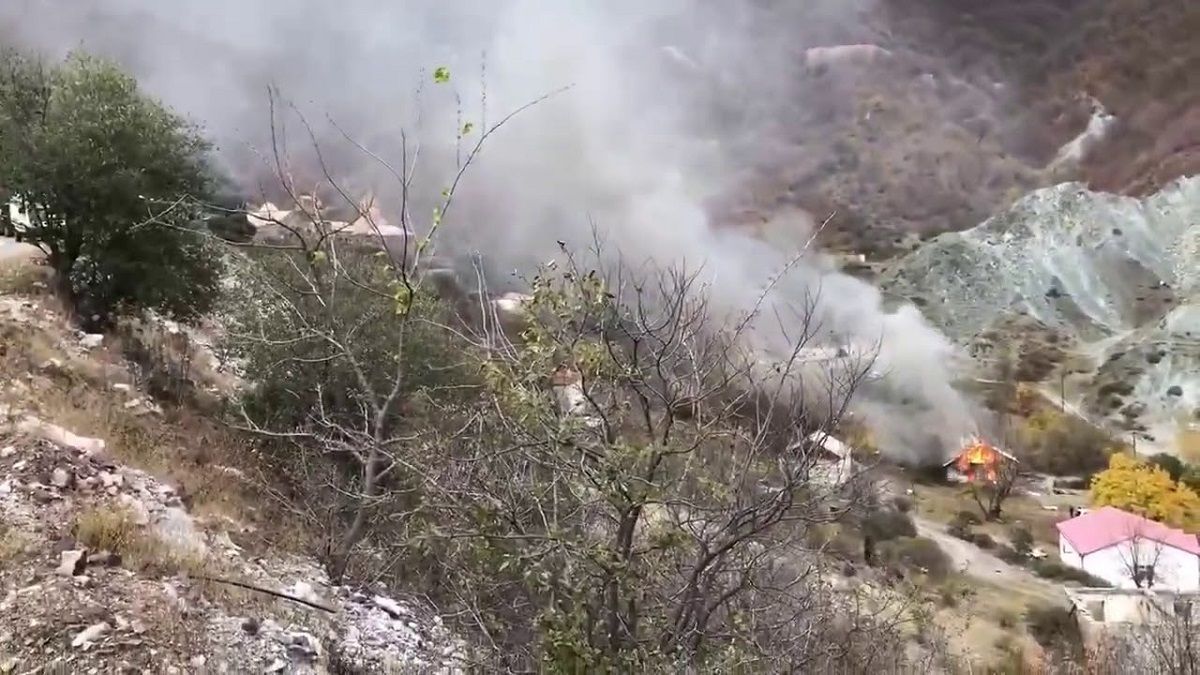 Армяне сжигают дома в Карабахе, чтобы не достались азербайджанцам: видео