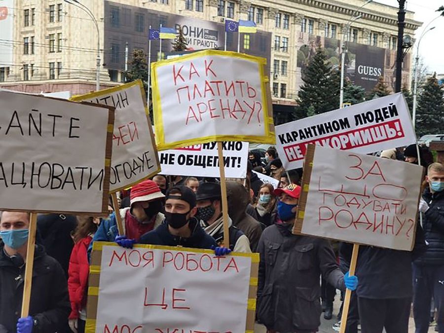 В Харькове люди вышли на протест из-за карантина выходного дня: детали В Харькове люди вышли на протест из-за карантина выходного дня: детали