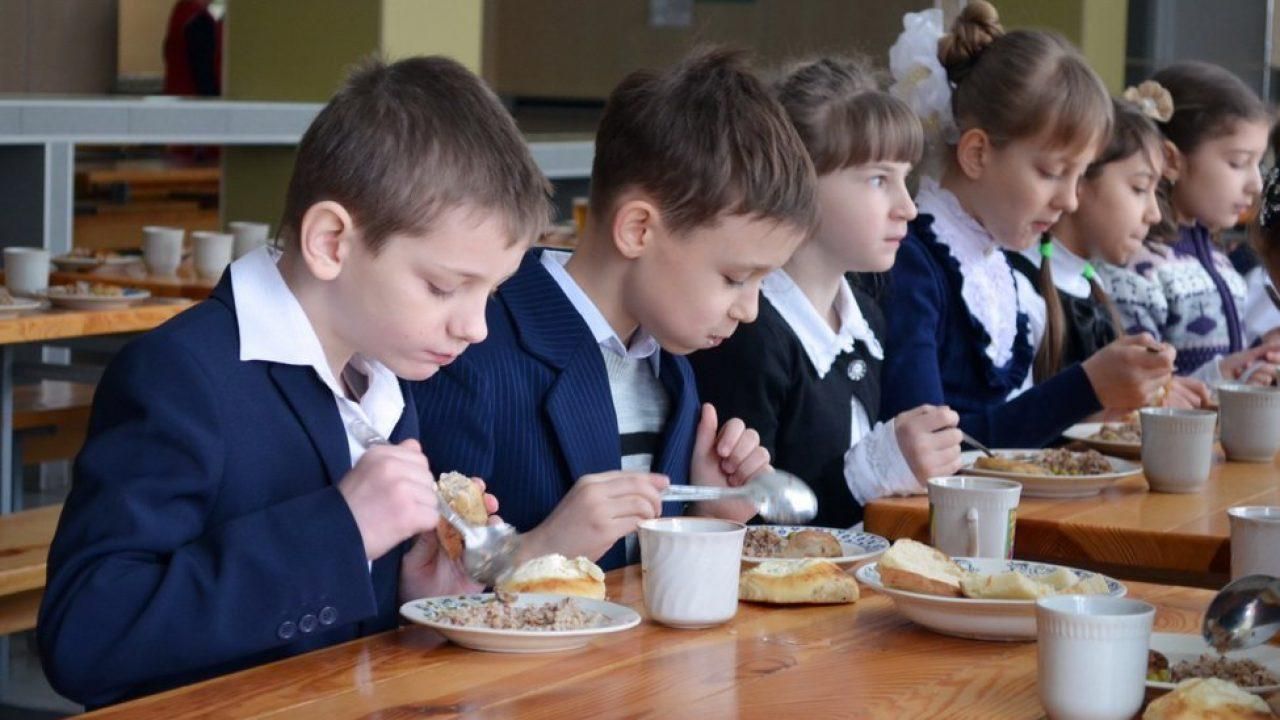 Скандал з харчуванням  у школах Дніпра: по-різному годують учнів