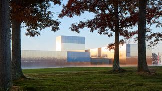 "Зеркальный" фасад: в США открыли музей, посвященный армии – фото