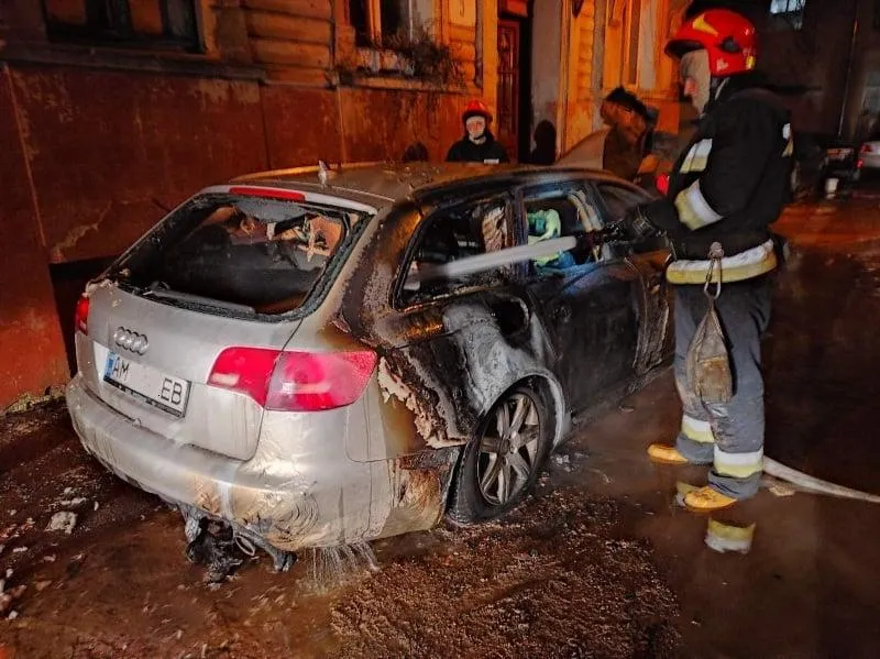 У Львові на вулиці вщент згоріла Audi A4: фото згарища