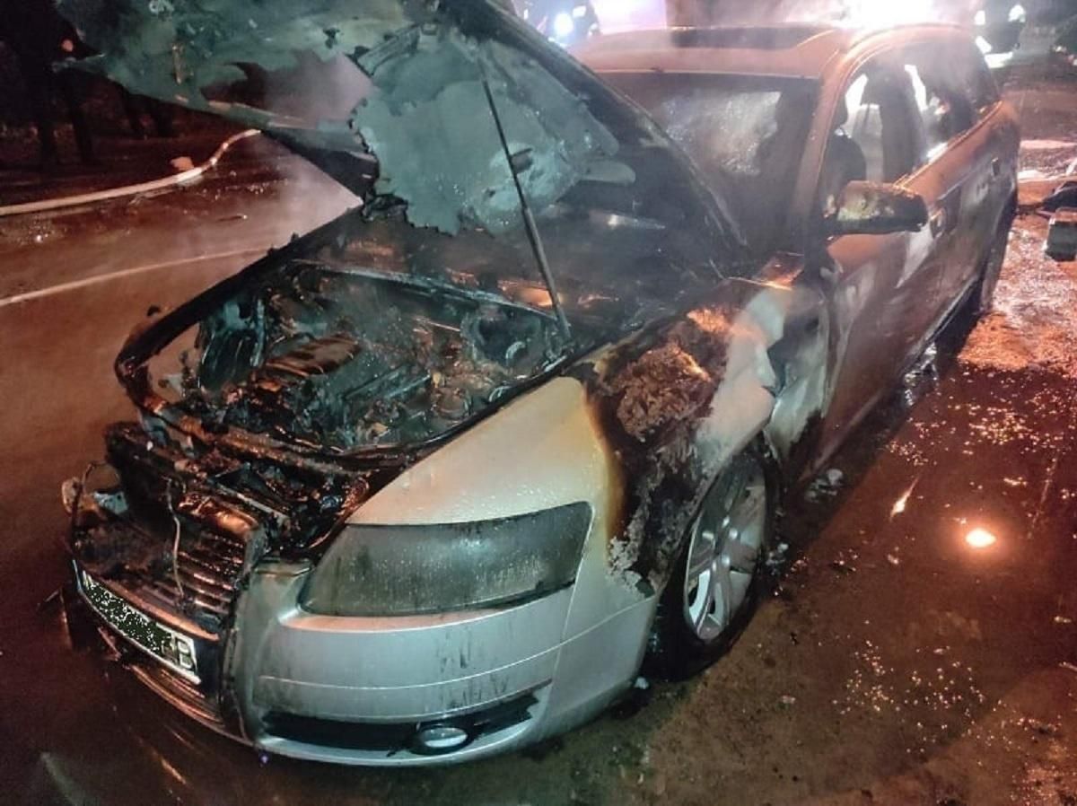 Во Львове 13.11.2020 на улице полностью сгорела Audi A4: фото с места пожара