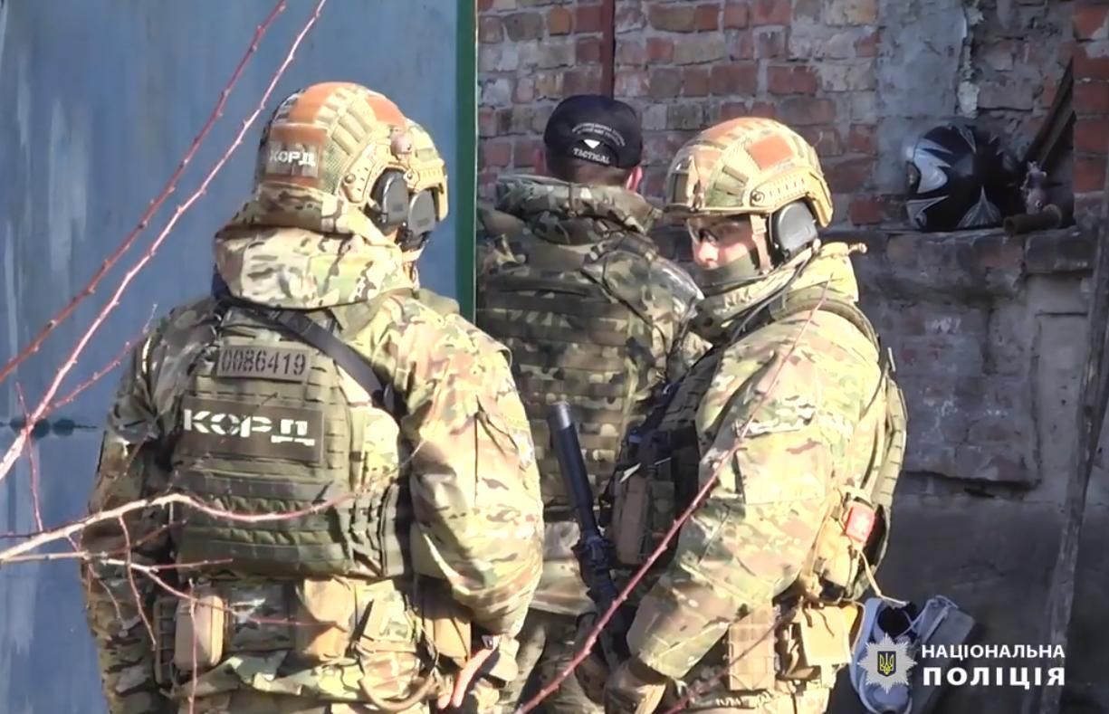 Чоловіка роззброїли та затрфВ Харькове мужчина угрожал копам гранатой через обыскимали