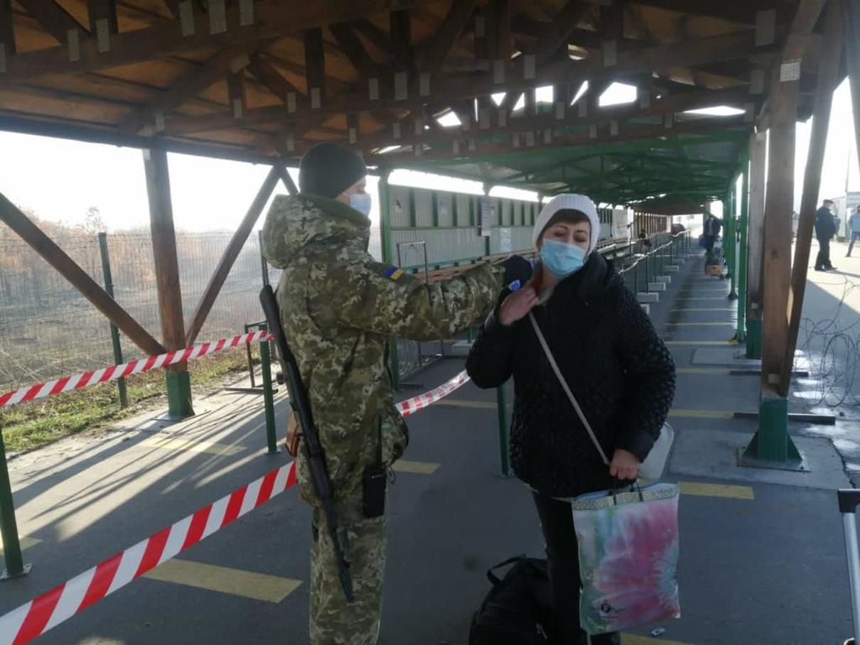 Окупанти блокують КПВВ на Донбасі: які пункти пропуску працюють