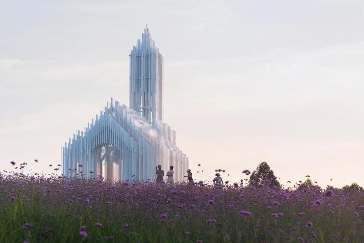 Церковь привлекает внимание посетителей парка