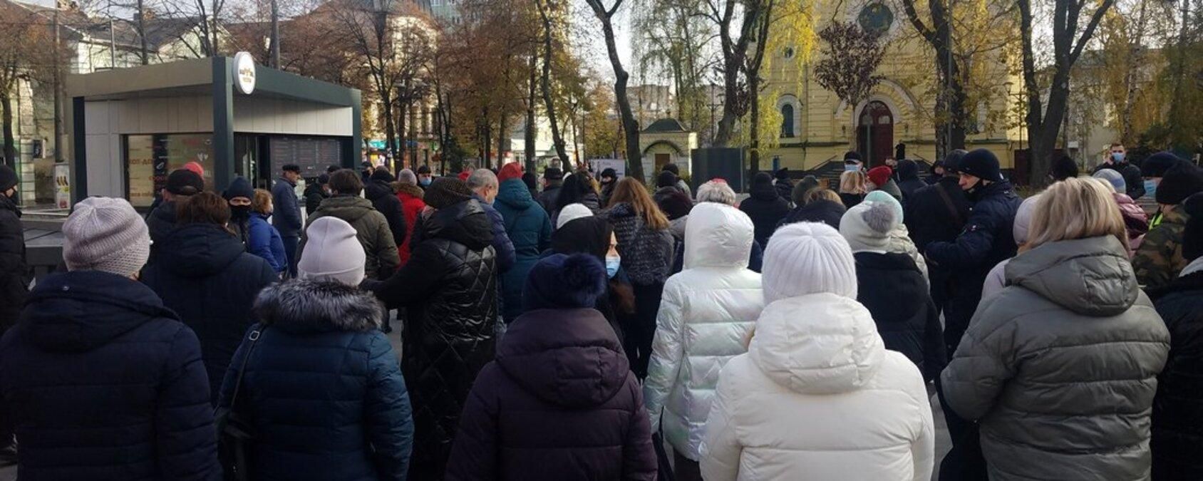 У Рівному вийшли на протест через карантин вихідного дня: фото, відео