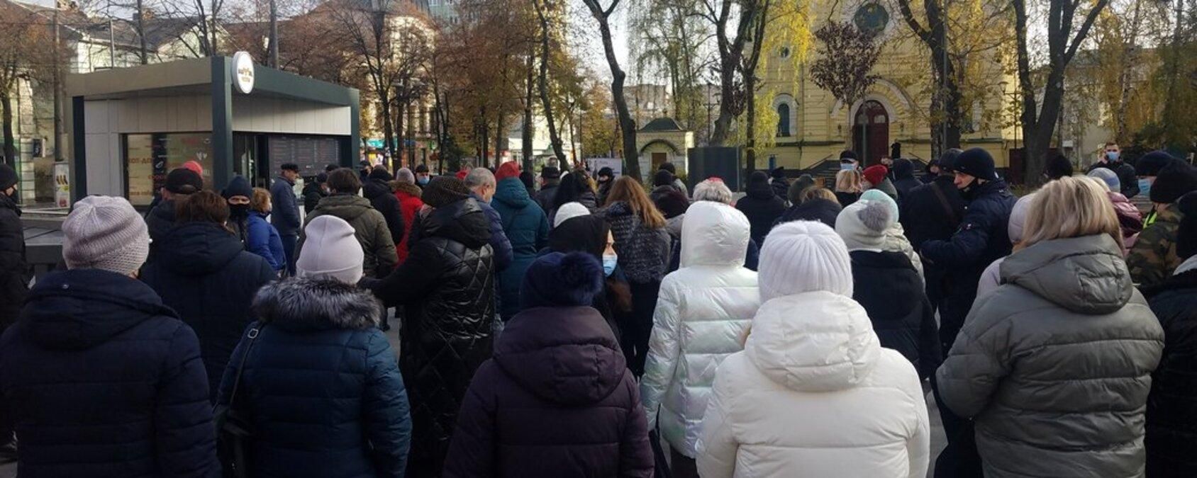 В Ровно вышли на протест из-за карантина выходного дня: фото, видео