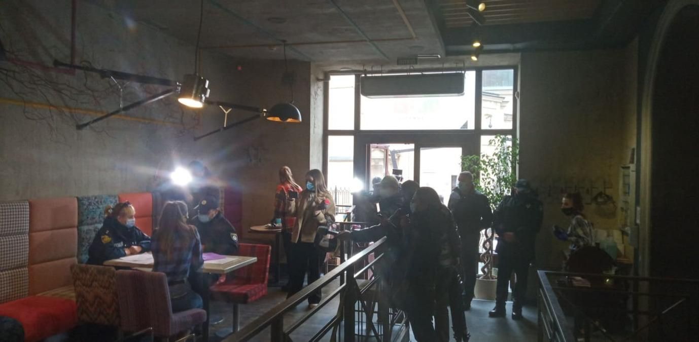 У Львові поліція перевіряла дотримання карантину вихідного у Celentano У Львові поліція перевіряла дотримання карантину вихідного у Celentano