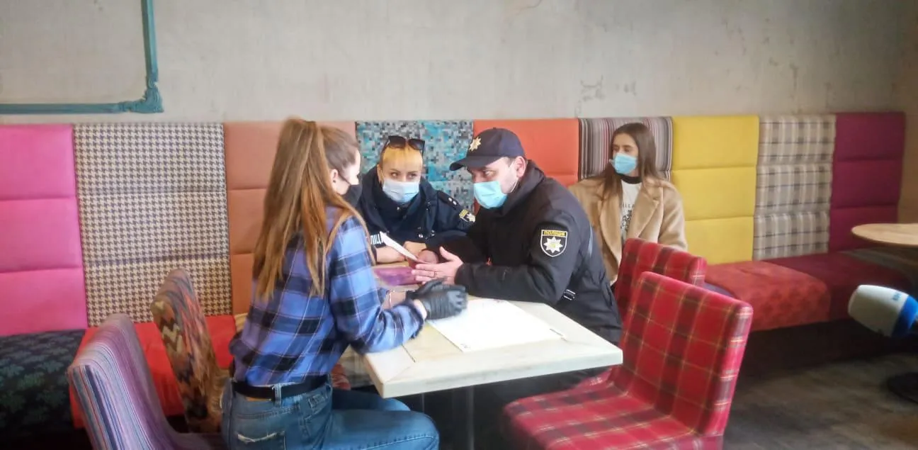 Поліція перевіряє заклади громадського харчування у Львові Поліція перевіряє заклади громадського харчування у Львові