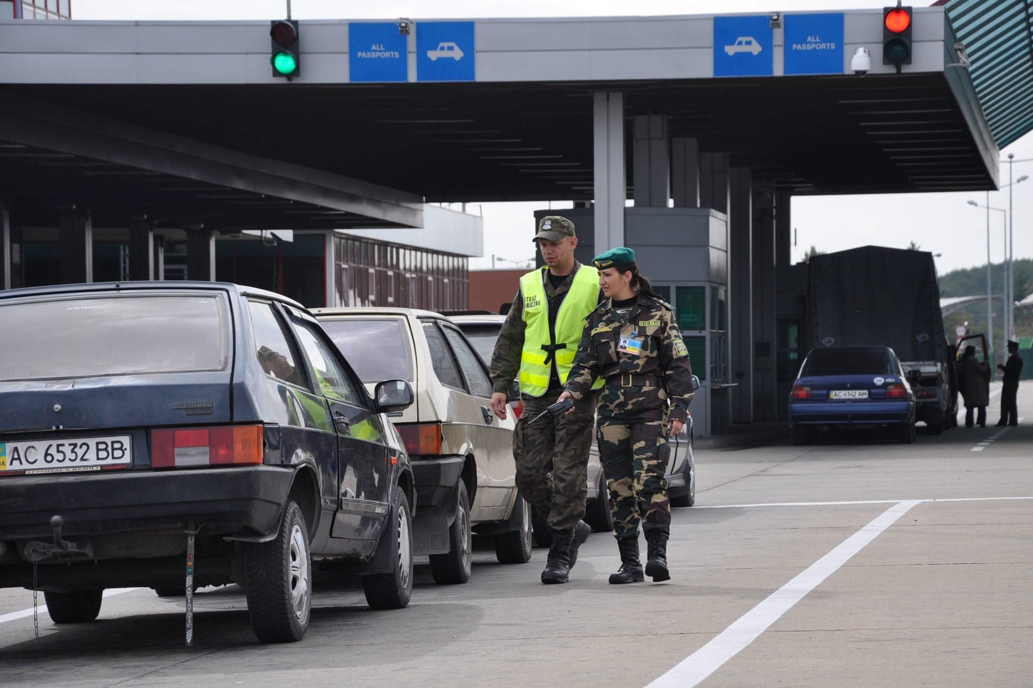 Колапс на україно-угорському кордоні: майже 200 авто застрягли на КПП