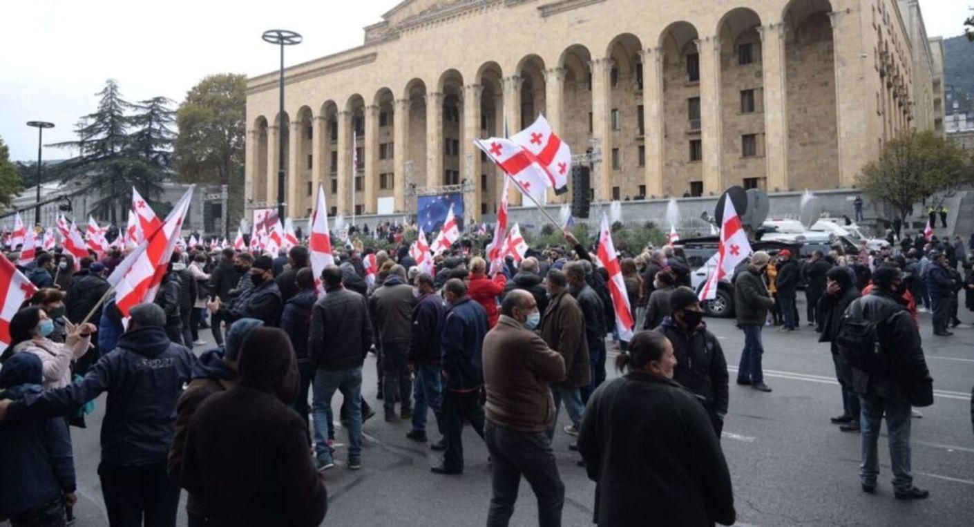 Акция протеста у парламента в Грузии 14.11.2020 - видео