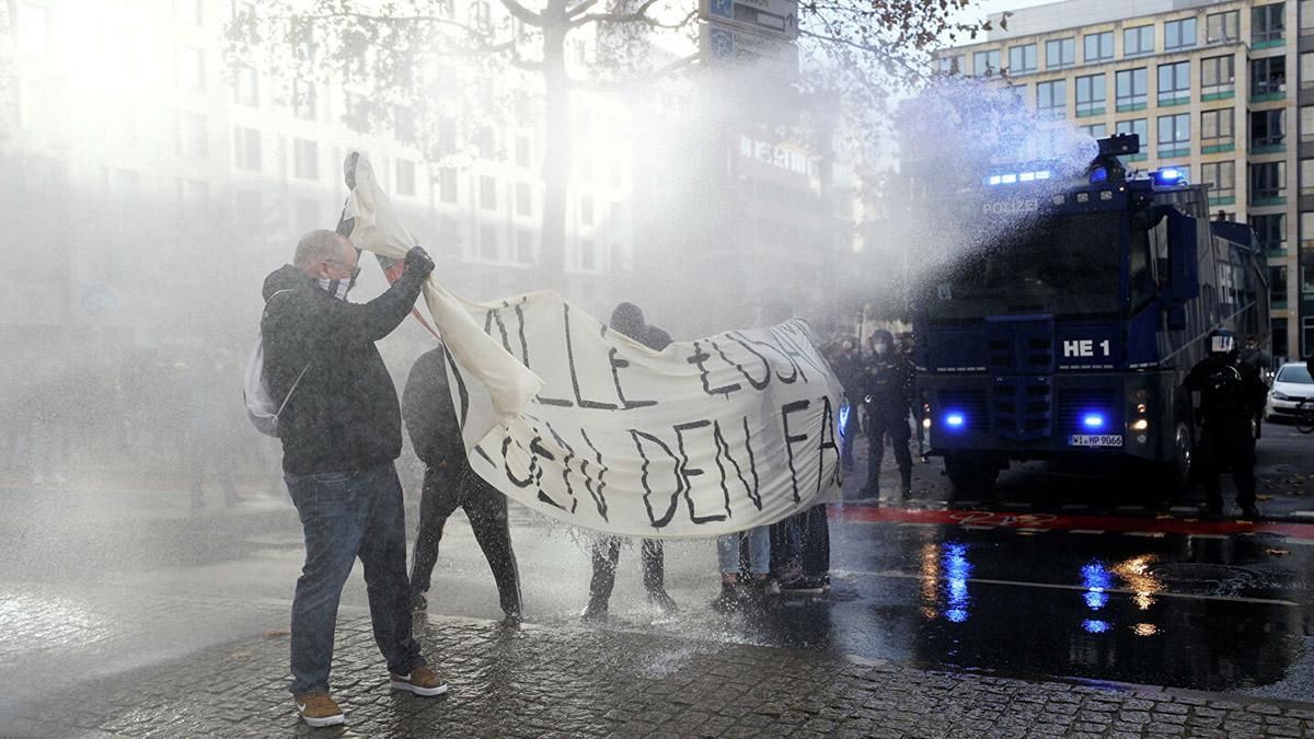 Во Франкфурте разогнали протестующих против карантина водометы