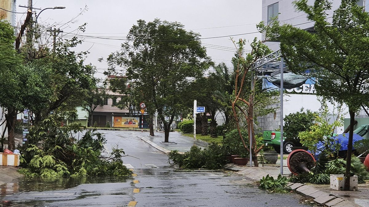 До В'єтнаму наближається масштабний тайфун: сотні тисяч людей евакуюють
