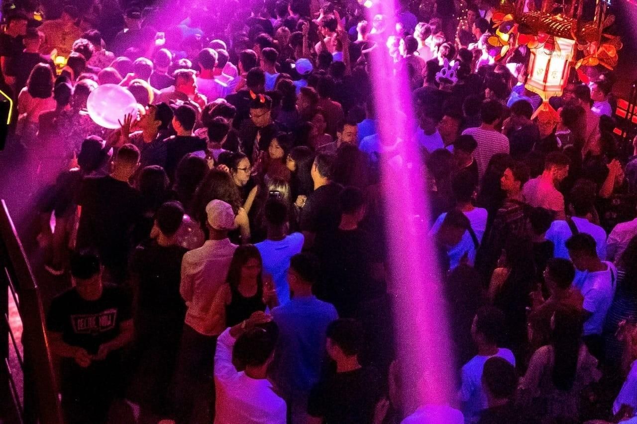 Поліція Франції накрила вечірку, серед 300 гостей були хворі – відео 
