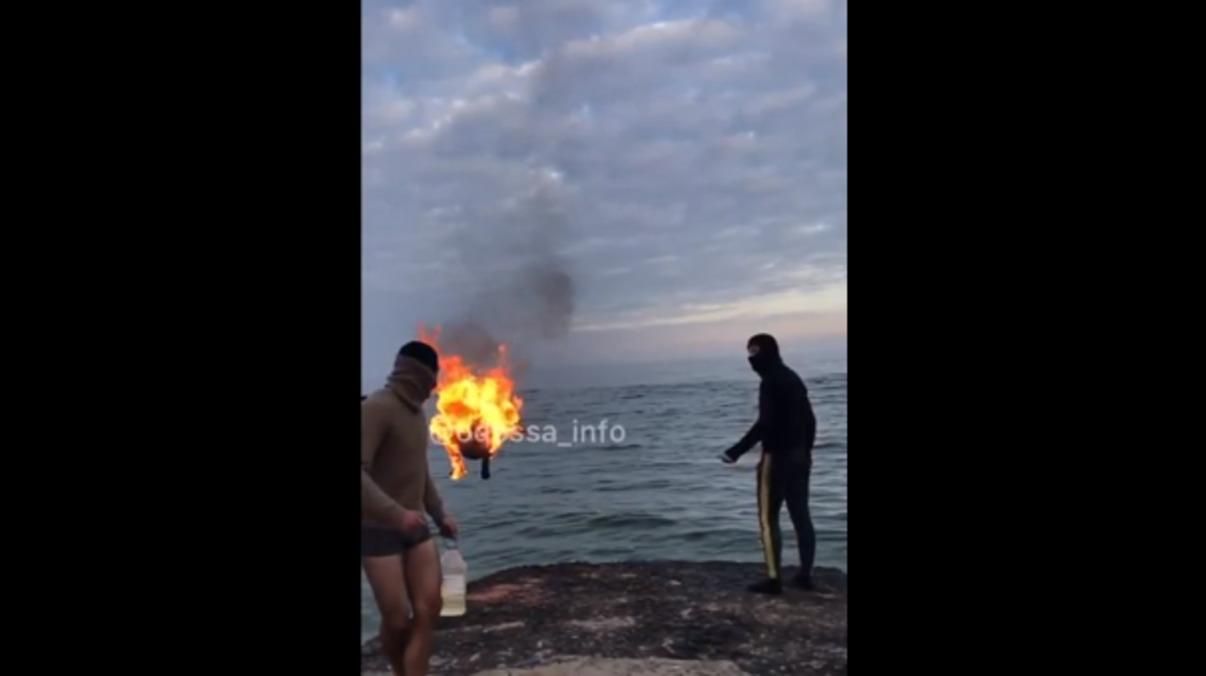 Жорстокі розваги в Одесі: чоловіки підпалювали себе та стрибали у море