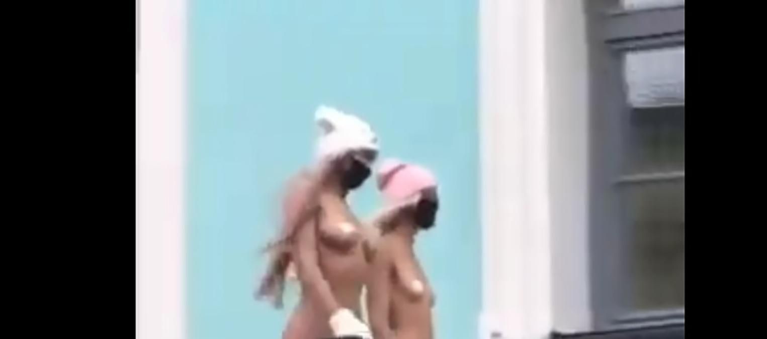 Голі дівчата біля Андріївської церкви у Києві: відео Голі дівчата біля Андріївської церкви у Києві: відео