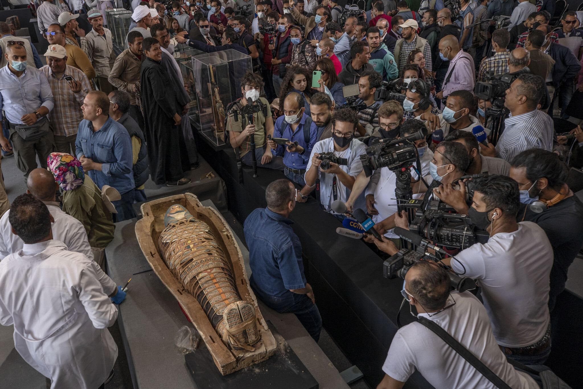 В Египте обнаружили более 100 саркофагов: в одном есть мумия – фото 