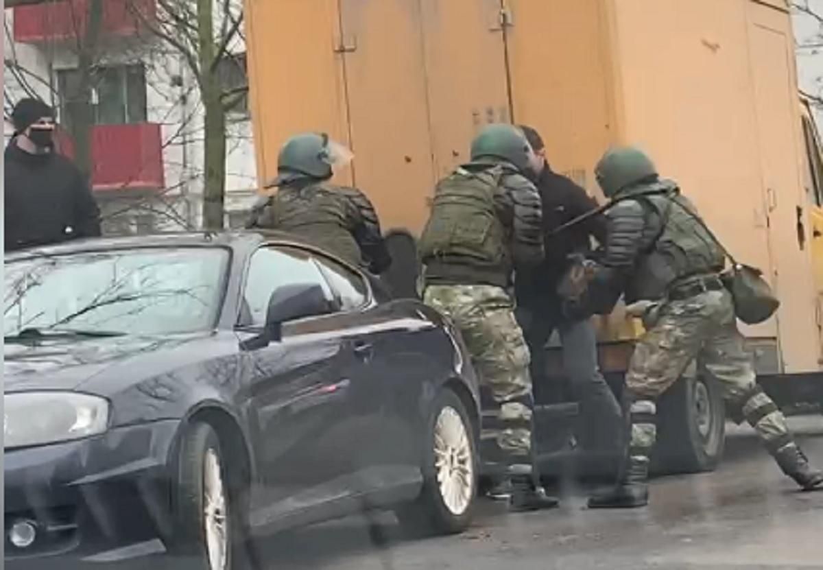 Силовики жестоко избили активиста в Минске 15.11.2020: видео