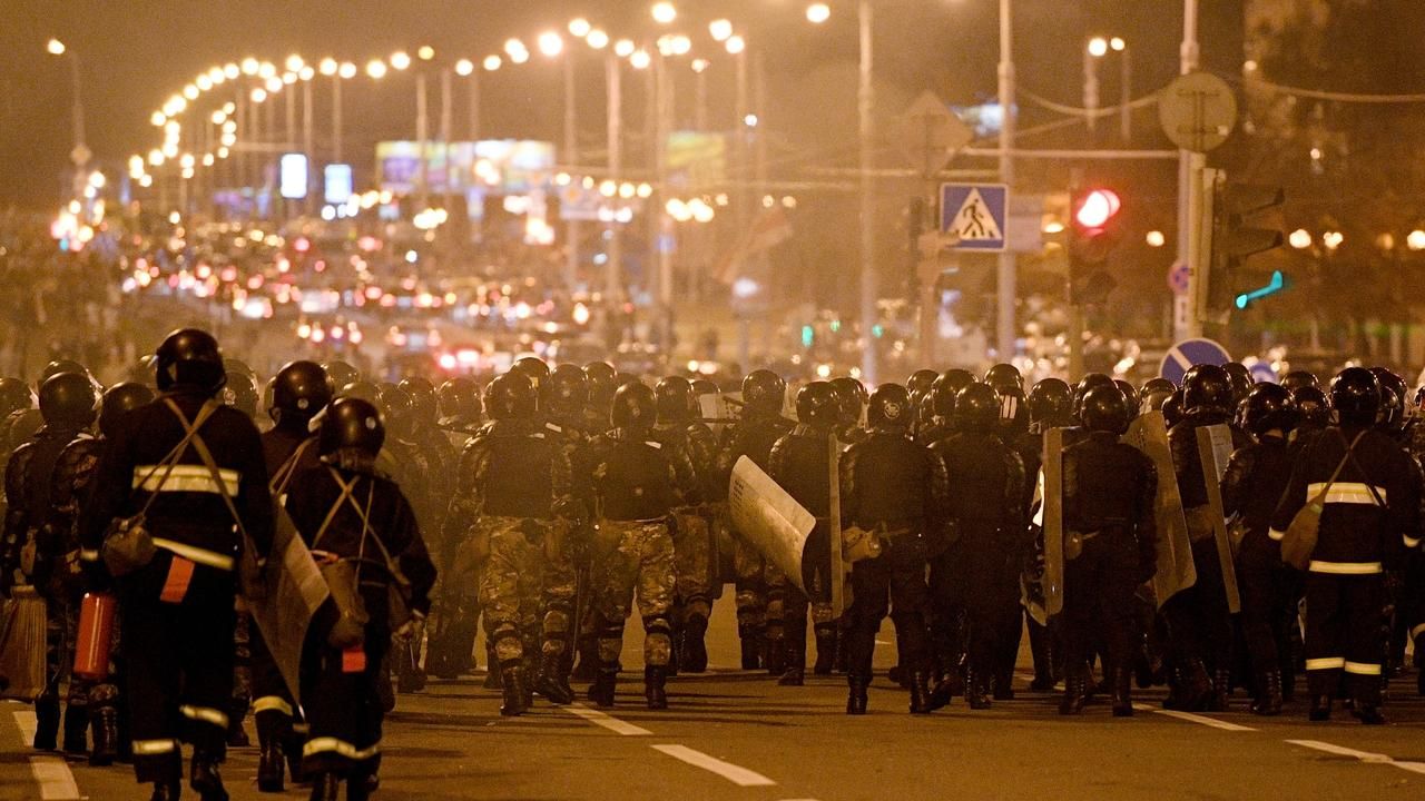 У Мінську автобус силовиків протаранив протестувальника: відео