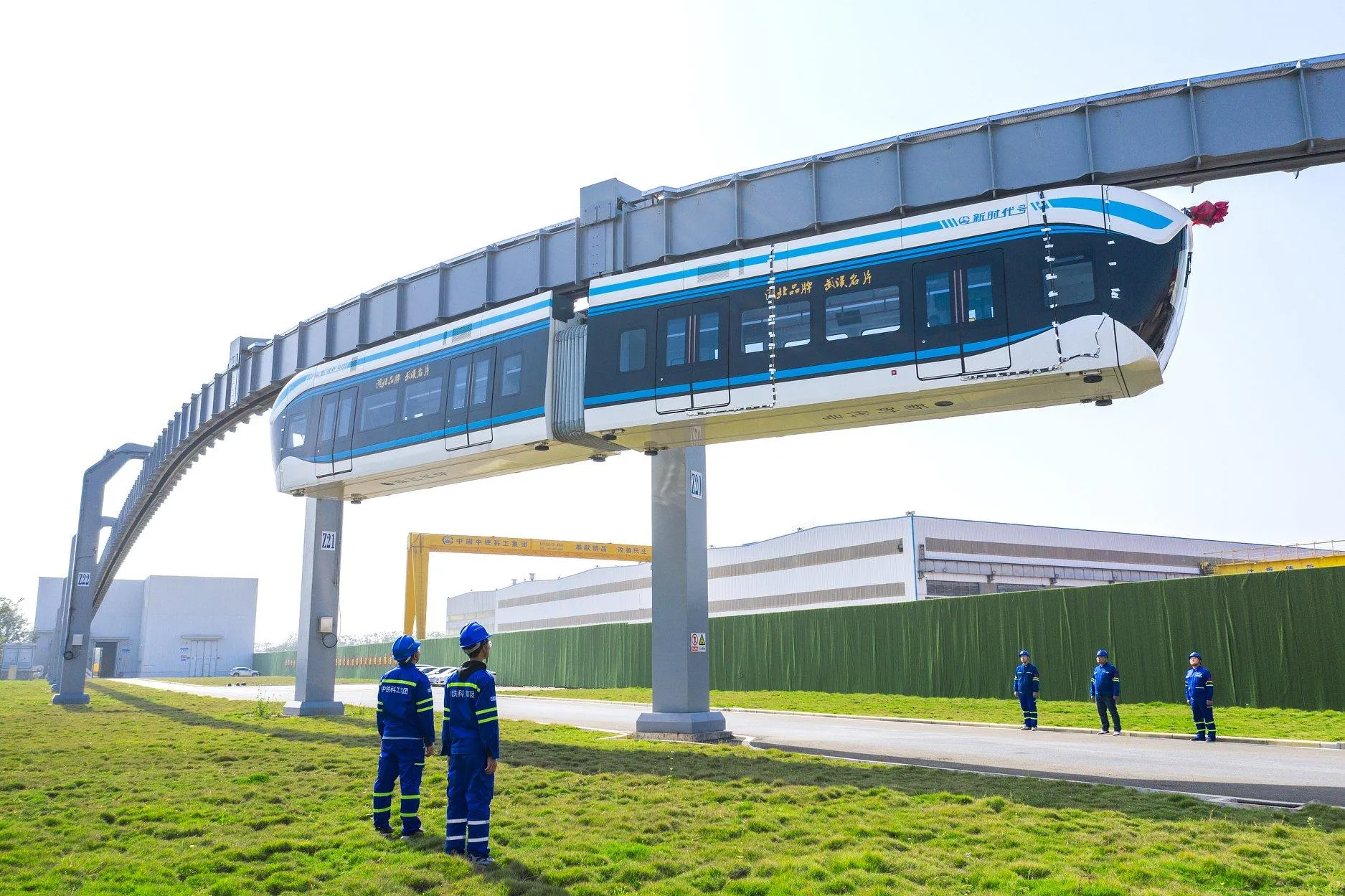 Безпілотний підвісний потяг у Китаї