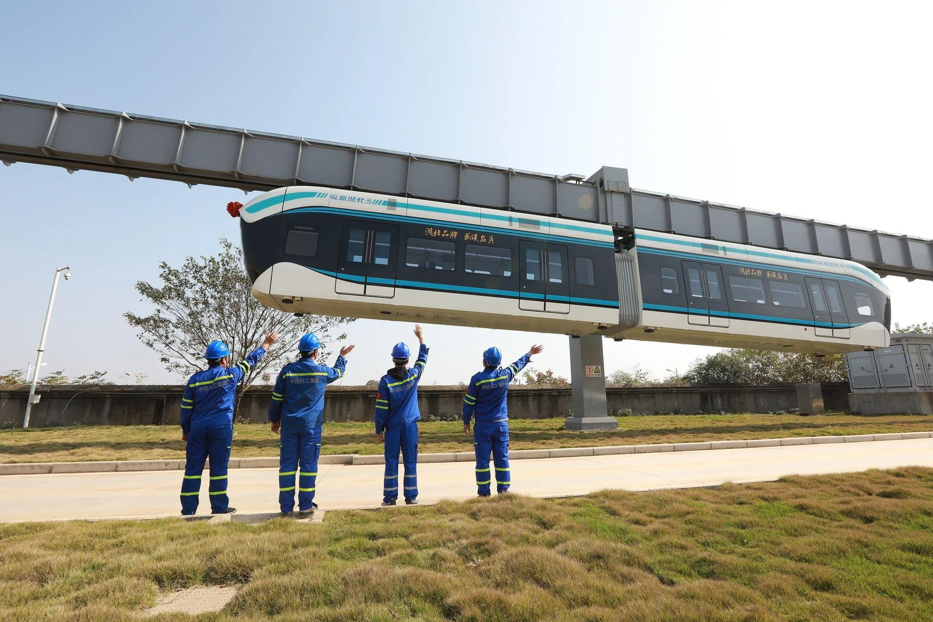 Безпілотний підвісний потяг у Китаї