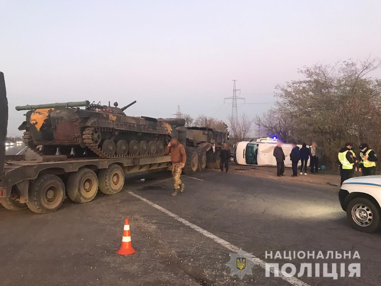 На Одещині на трасі перекинувся автобус: фото, відео