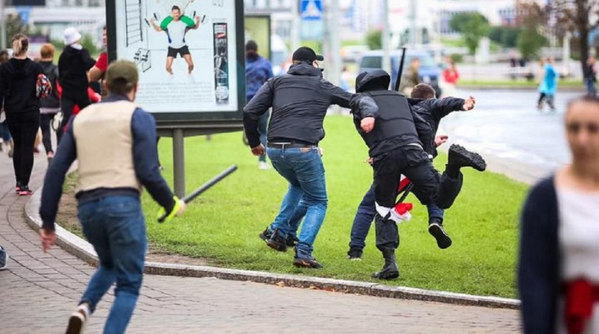 Били по голове и тянули по земле: жесткое задержание в Минске попало на видео