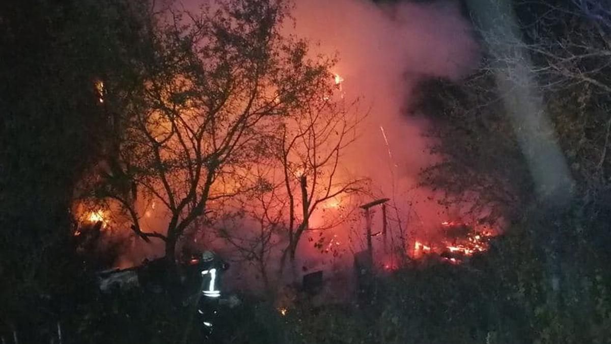 В Киеве пожарные нашли тело: оно было в сгоревшем мусоре