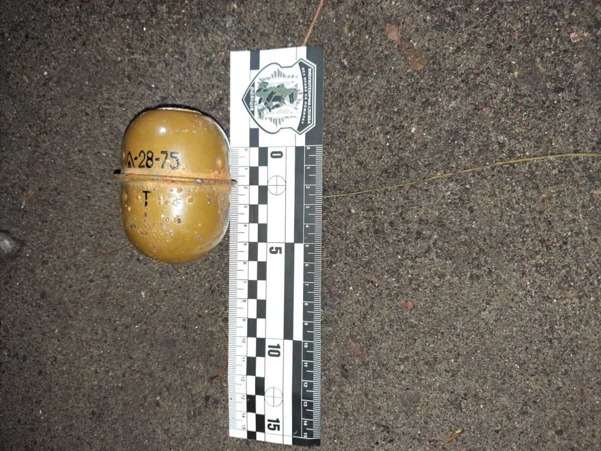 Погрожував підірвати гранату: на Львівщині п'яний чоловік пограбував магазин – фото Погрожував підірвати гранату: на Львівщині п'яний чоловік пограбував магазин – фото