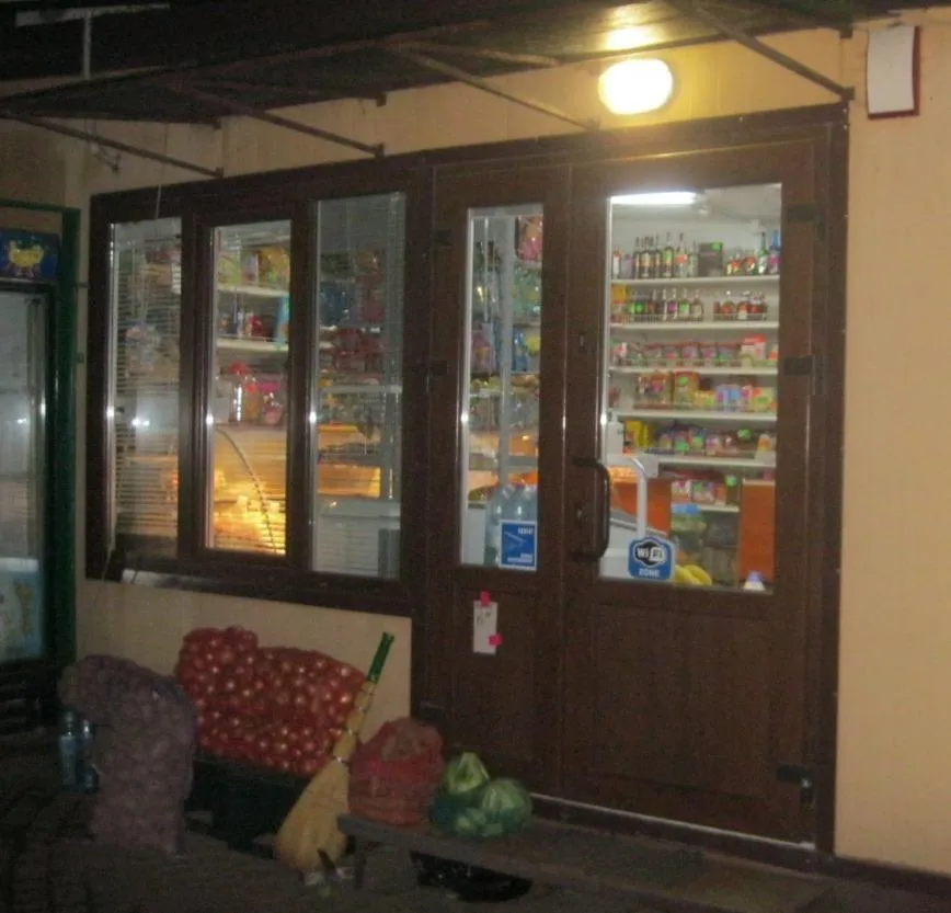 Погрожував підірвати гранату: на Львівщині п'яний чоловік пограбував магазин – фото