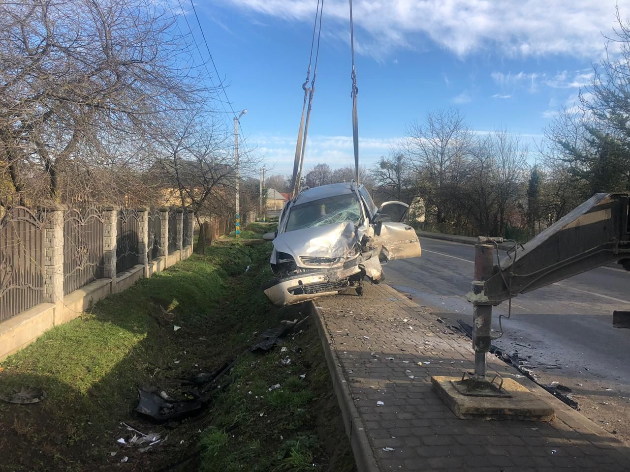 На Львівщині 15.11.2020 сталась жахлива ДТП: Opel та Toyota зіткнулись лоб в лоб – фото