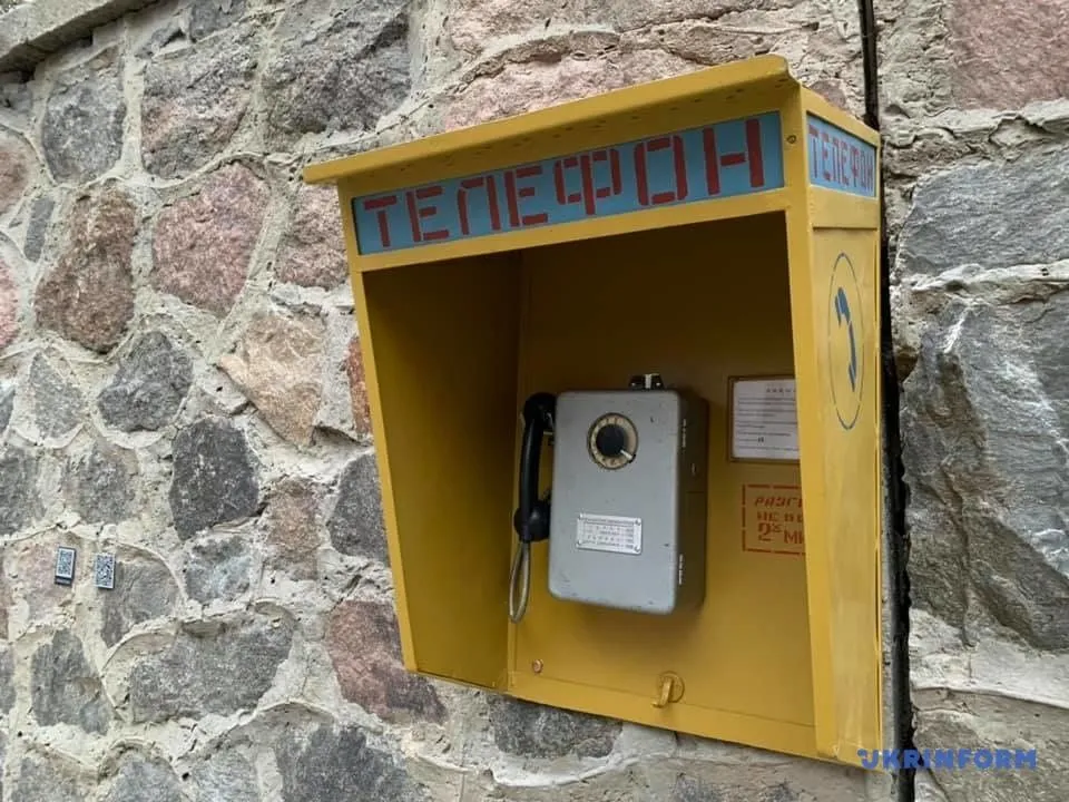 Цей телефон – експонат виставки / Фото Укрінформ Цей телефон – експонат виставки / Фото Укрінформ