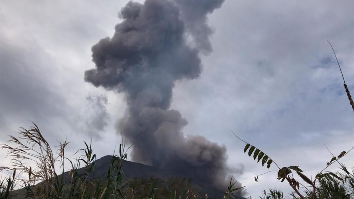 На острові Стромболі в Італії прокинувся вулкан: фото, відео