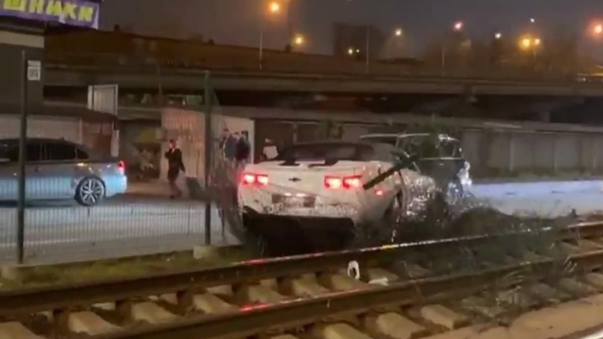 У Києві Chevrolet Camaro пролетіла крізь паркан швидкісного трамваю У Києві Chevrolet Camaro пролетіла крізь паркан швидкісного трамваю