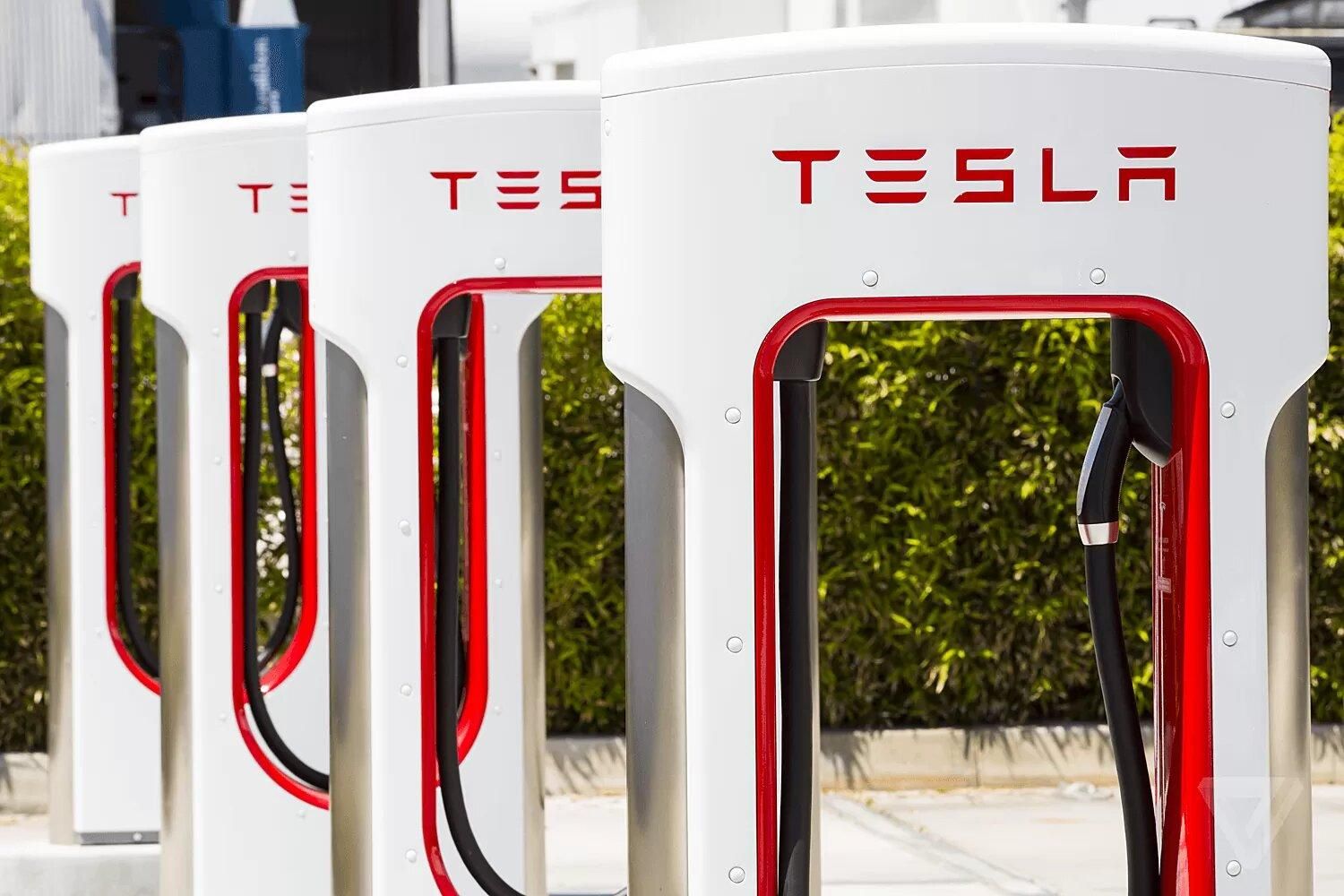 Tesla открыла крупнейшую в мире зарядную станцию Supercharger: фото