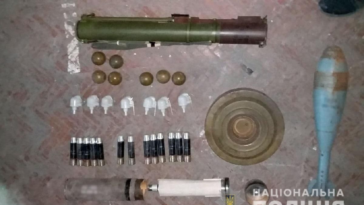 Арсенал зброї знайшли в кінотеатрі Авдіївки: фото і деталі