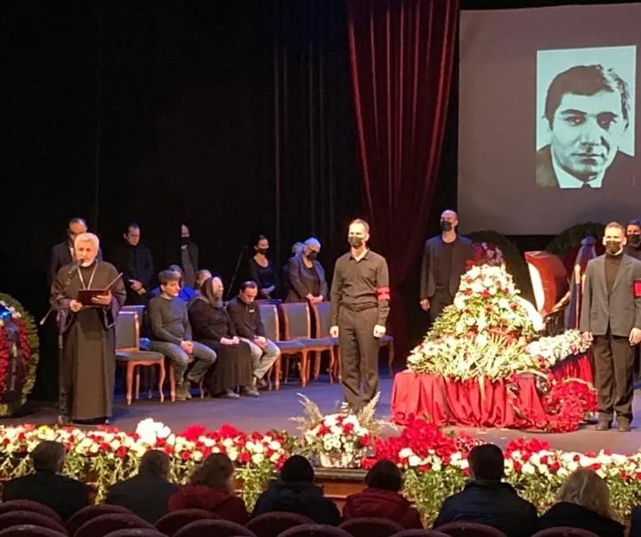 Прощання з Арменом Джигарханяном у Москві Прощання з Арменом Джигарханяном у Москві