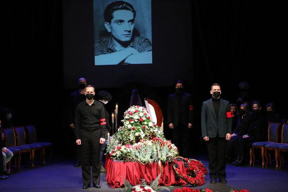 Прощання з Арменом Джигарханяном у Москві Прощання з Арменом Джигарханяном у Москві